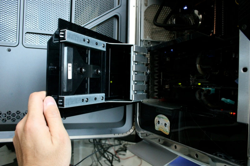Illustration for article titled The Love Child of HP and Voodoo: Blackbird 002 Gaming PC Photos and Impressions